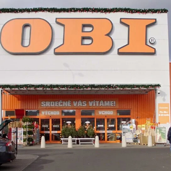 obi eingang mit parkplatz und orangener fassade