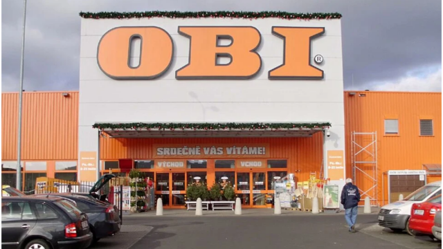 obi eingang mit parkplatz und orangener fassade