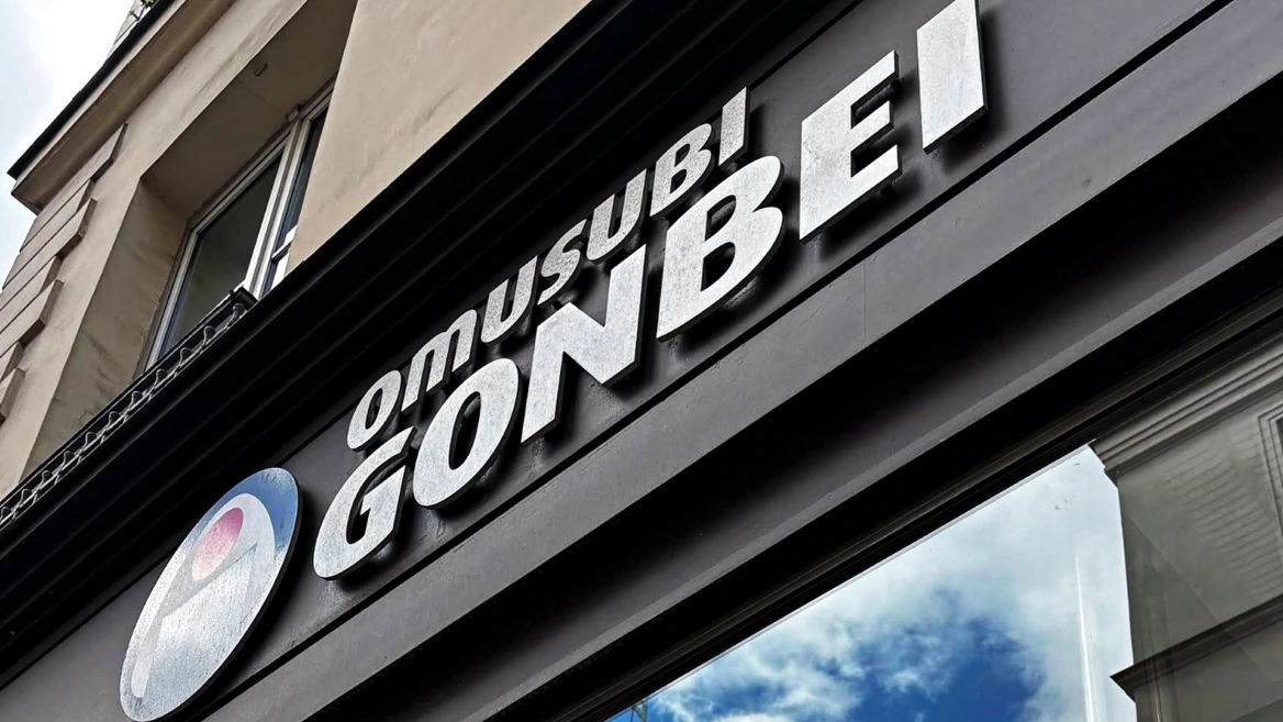 enseigne omusubi gonbei sur façade moderne