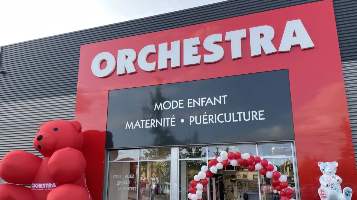 façade orchestra décorée de ballons rouges