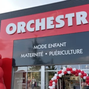 façade orchestra décorée de ballons rouges