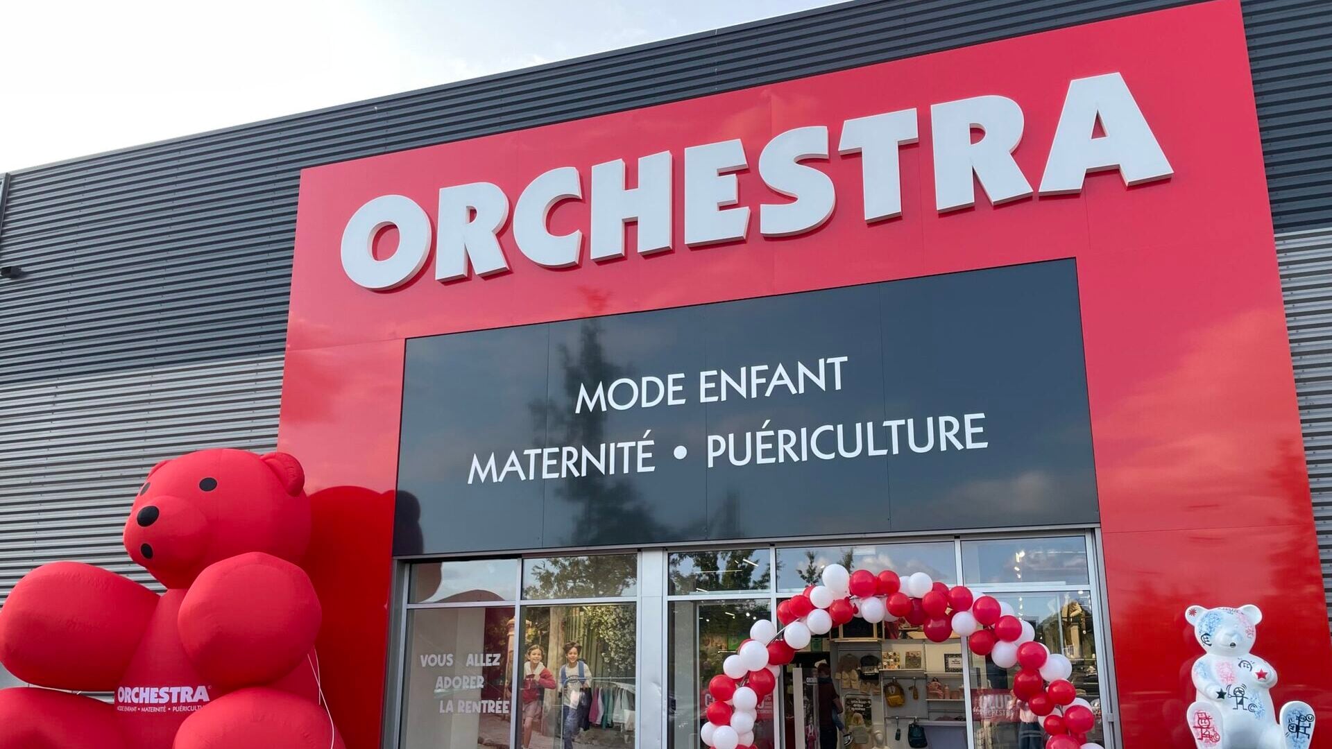 façade orchestra décorée de ballons rouges