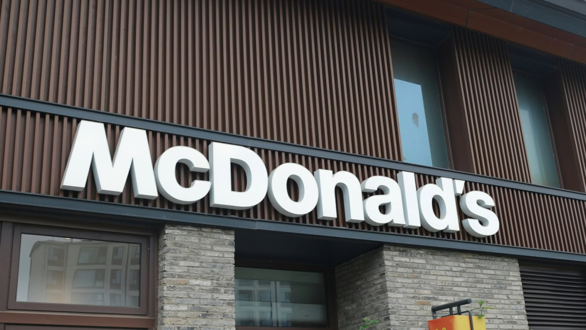 façade moderne d’un mcdonald’s urbain