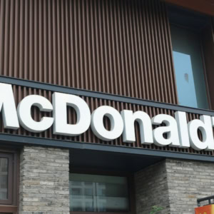 façade moderne d’un mcdonald’s urbain