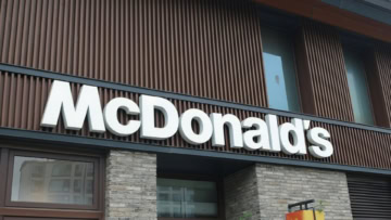 façade moderne d’un mcdonald’s urbain