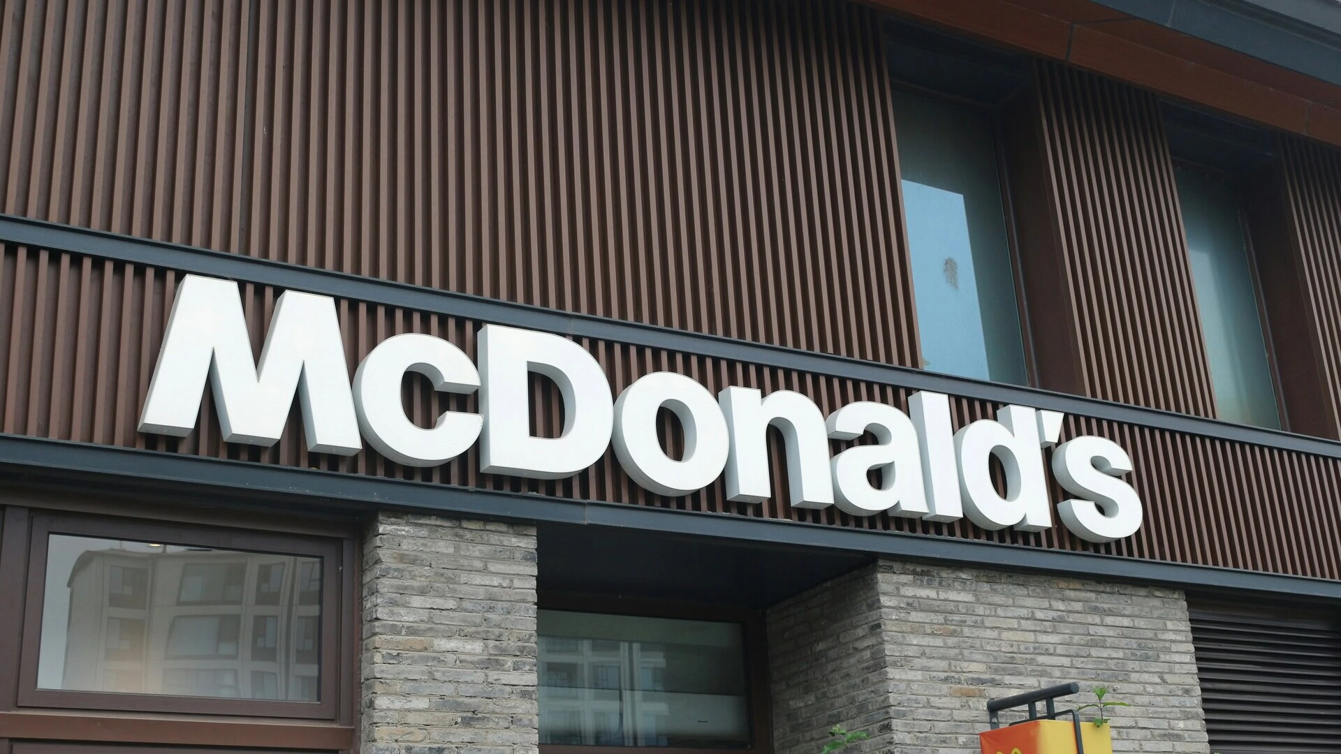 façade moderne d’un mcdonald’s urbain