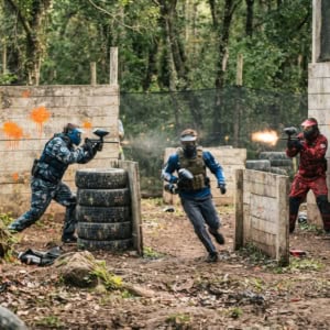 partida de paintball en bosque con acción intensa
