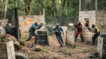 partida de paintball en bosque con acción intensa