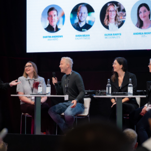 podiumsdiskussion auf der bühne mit fünf speakern