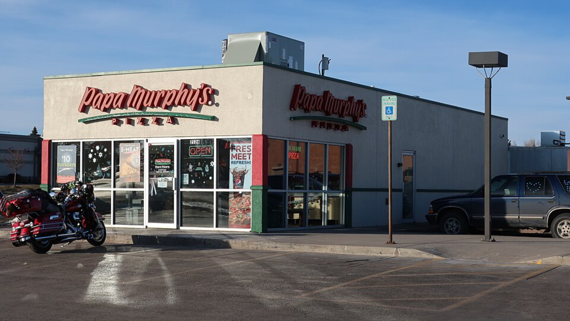 papa murphy’s pizza storefront with parking lot