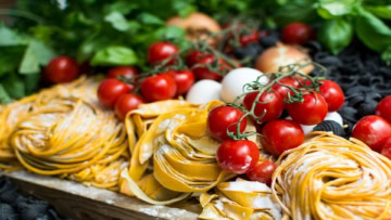 pâtes fraîches, tomates cerises et œufs artisanaux