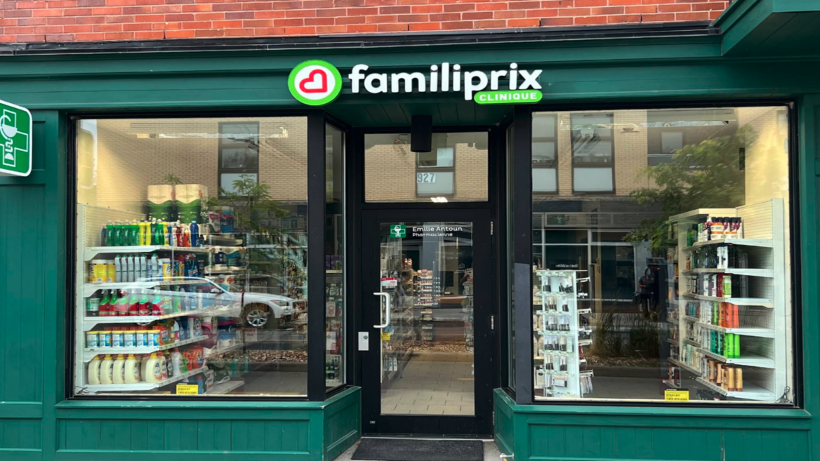 vitrine extérieure de la pharmacie familiprix clinique