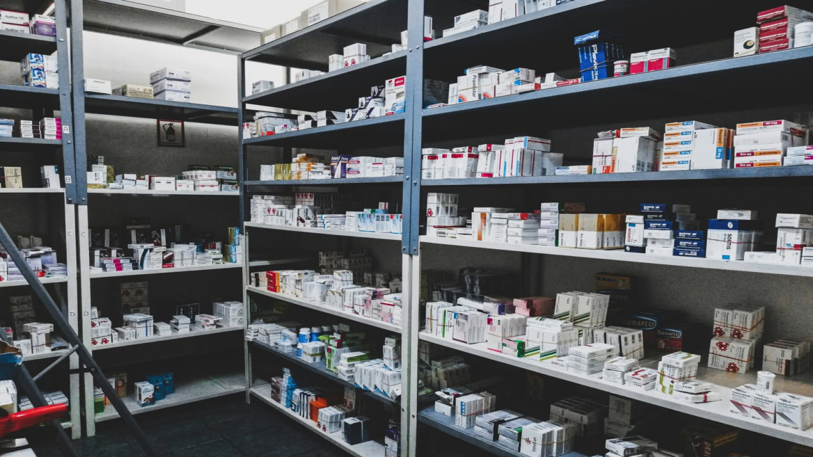 stockage de médicaments en pharmacie, rayonnages métalliques