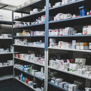 stockage de médicaments en pharmacie, rayonnages métalliques
