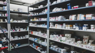 stockage de médicaments en pharmacie, rayonnages métalliques