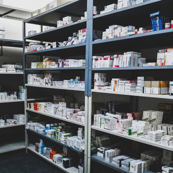 stockage de médicaments en pharmacie, rayonnages métalliques