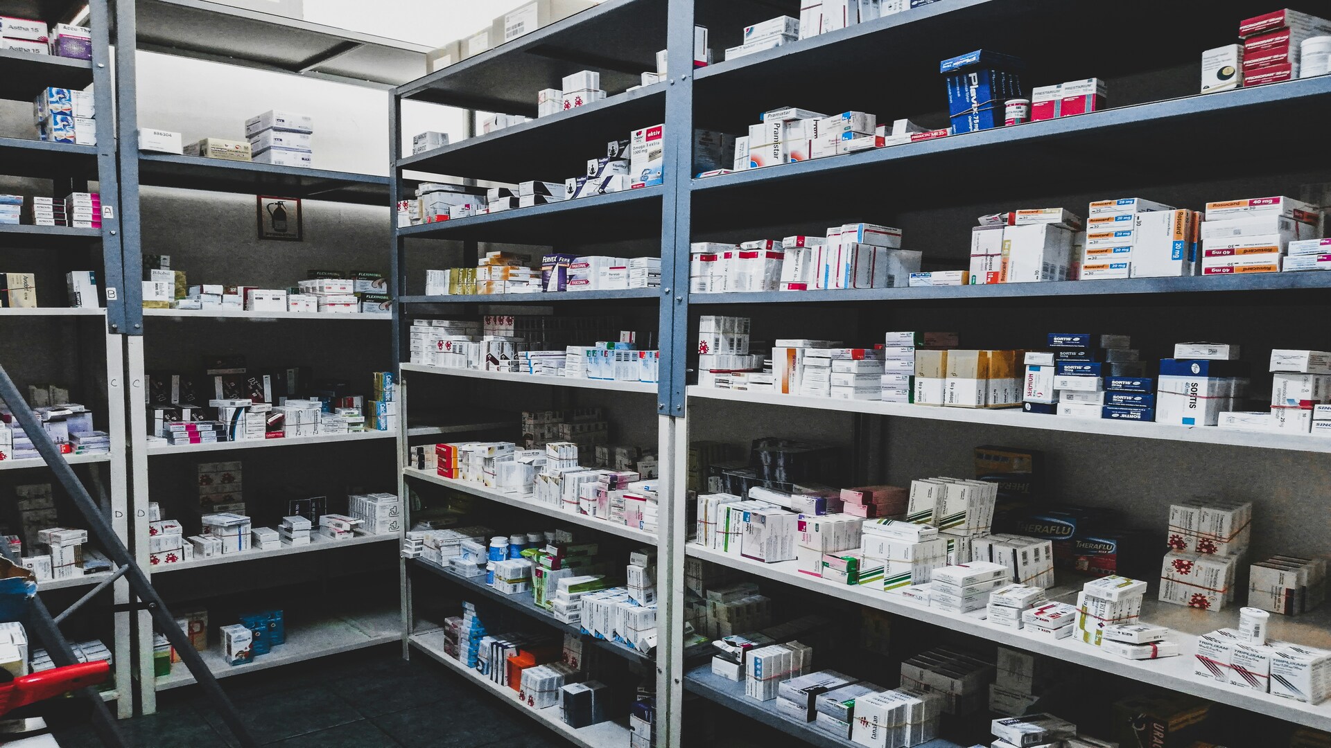 stockage de médicaments en pharmacie, rayonnages métalliques