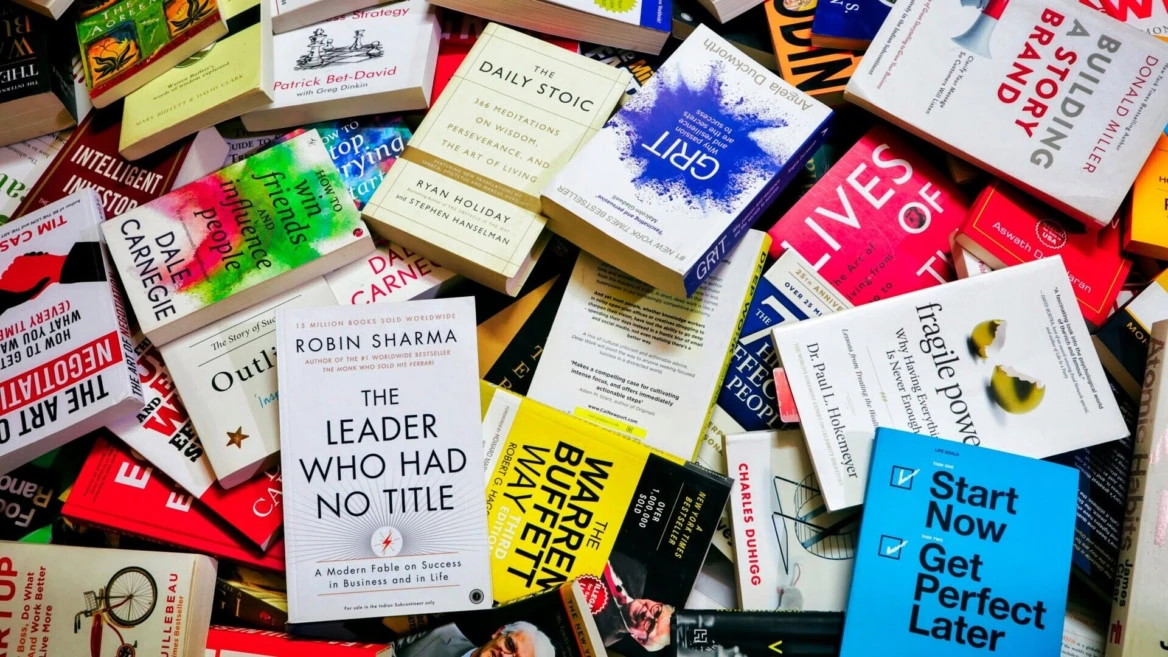 pile di libri bestseller su leadership e self help
