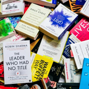 pile di libri bestseller su leadership e self help
