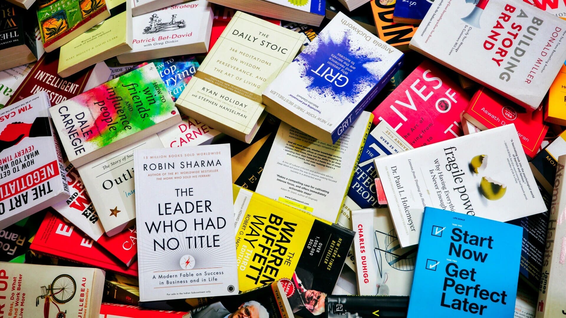 pile di libri bestseller su leadership e self help