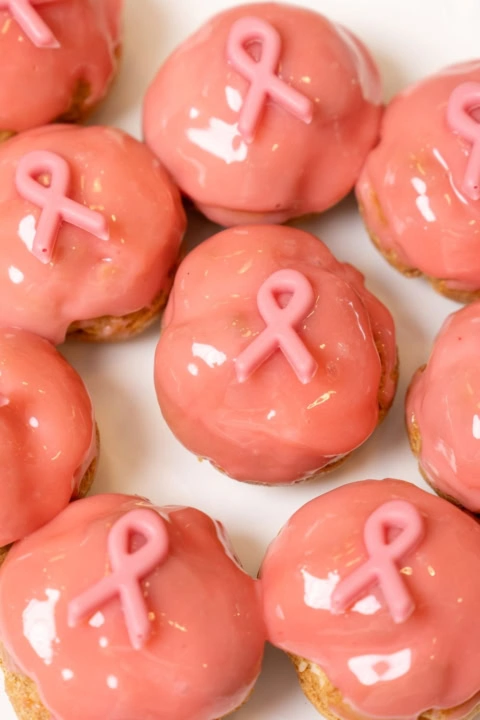 beignets roses avec ruban de sensibilisation breast cancer