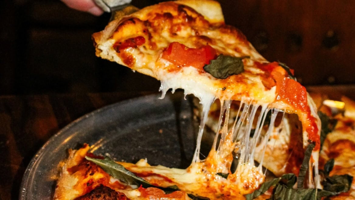 pizza filante con basilico e pomodoro