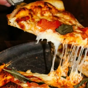 pizza filante con basilico e pomodoro