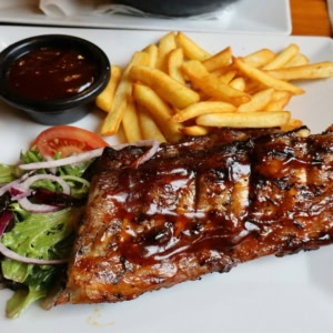 ribs barbecue, frites et salade fraîche