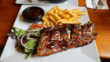 ribs barbecue, frites et salade fraîche