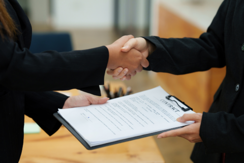 poignée de main et contrat professionnel