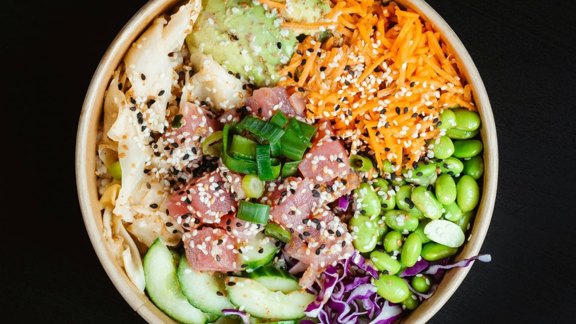poke bowl tonno, avocado e edamame freschi