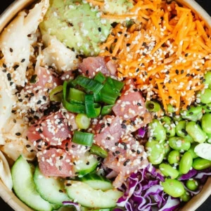 poke bowl tonno, avocado e edamame freschi