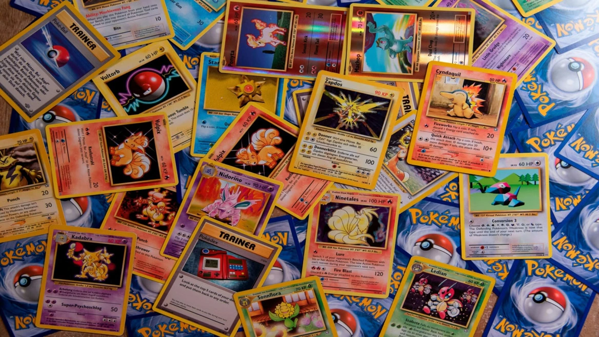 pile de cartes pokémon vintage multicolores