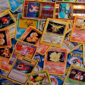 pile de cartes pokémon vintage multicolores