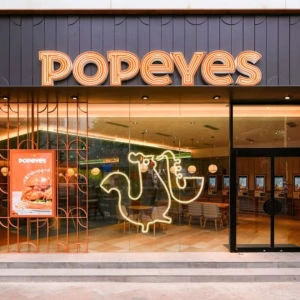 entrée moderne du restaurant popeyes illuminée