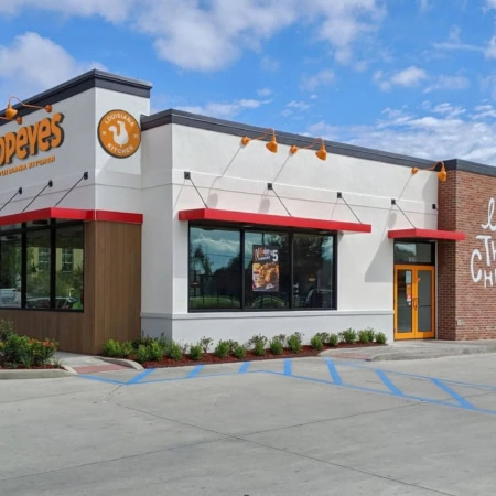 restaurant popeyes moderne avec drive thru et parking