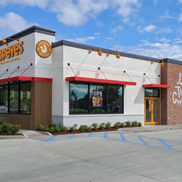 restaurant popeyes moderne avec drive thru et parking