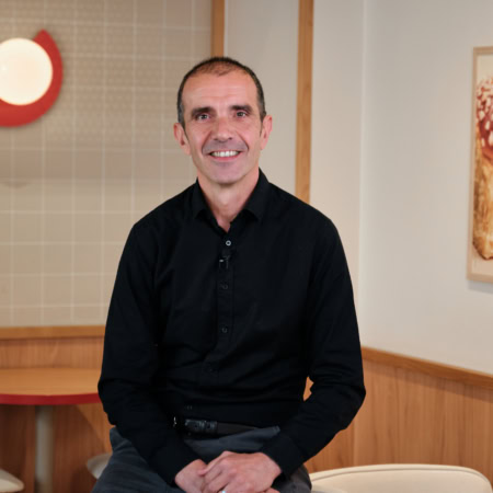 portrait d’homme souriant dans un café moderne