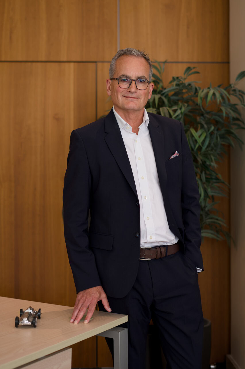 portrait d’homme d’affaires en bureau moderne