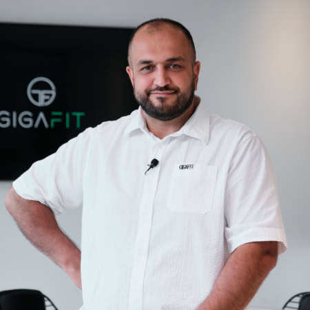 portrait homme gigafit en intérieur avec micro