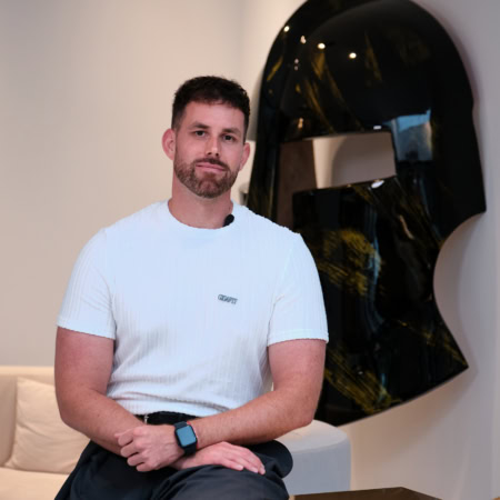 portrait d’homme dans un intérieur moderne