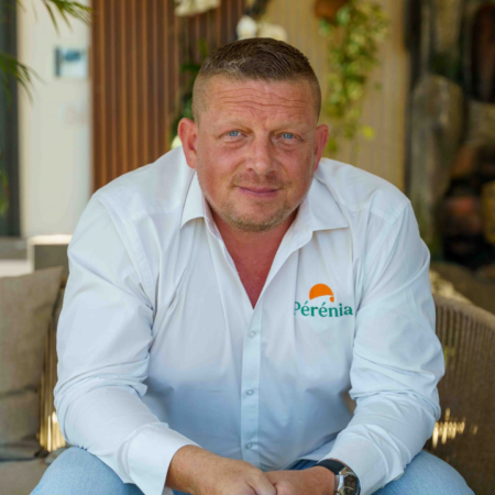 portrait homme pérenia en patio Élégant