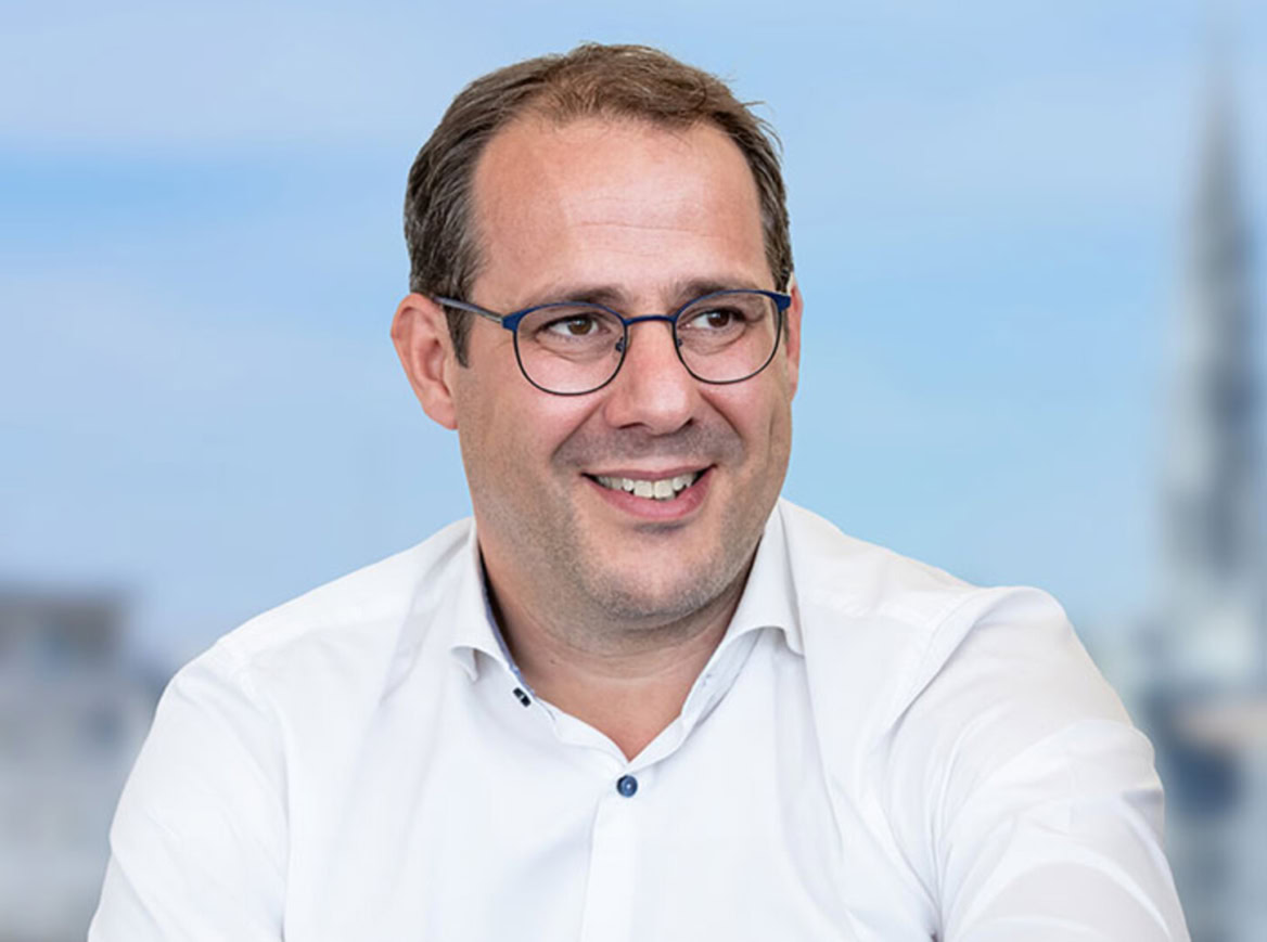portrait souriant d’homme en lunettes, style professionnel