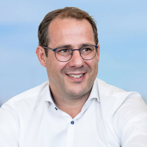 portrait souriant d’homme en lunettes, style professionnel