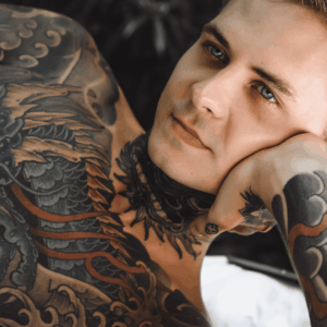 retrato Íntimo de joven tatuado con mirada intensa