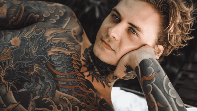 retrato Íntimo de joven tatuado con mirada intensa
