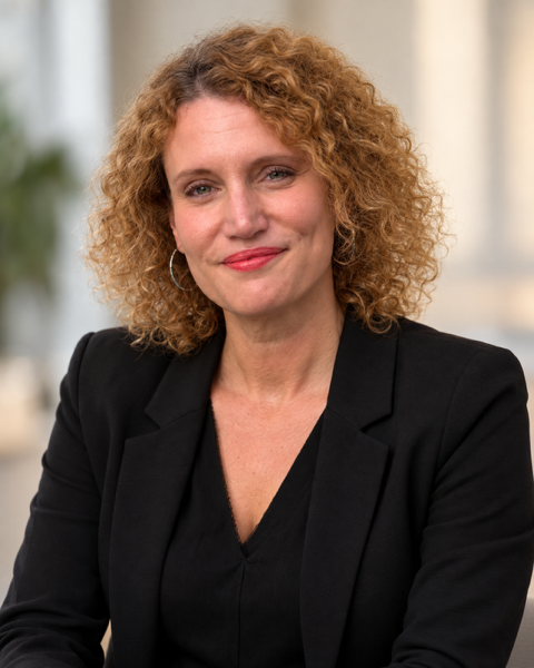 portrait professionnel d’une femme aux cheveux bouclés