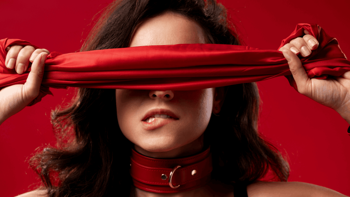 retrato rojo con cinta en los ojos