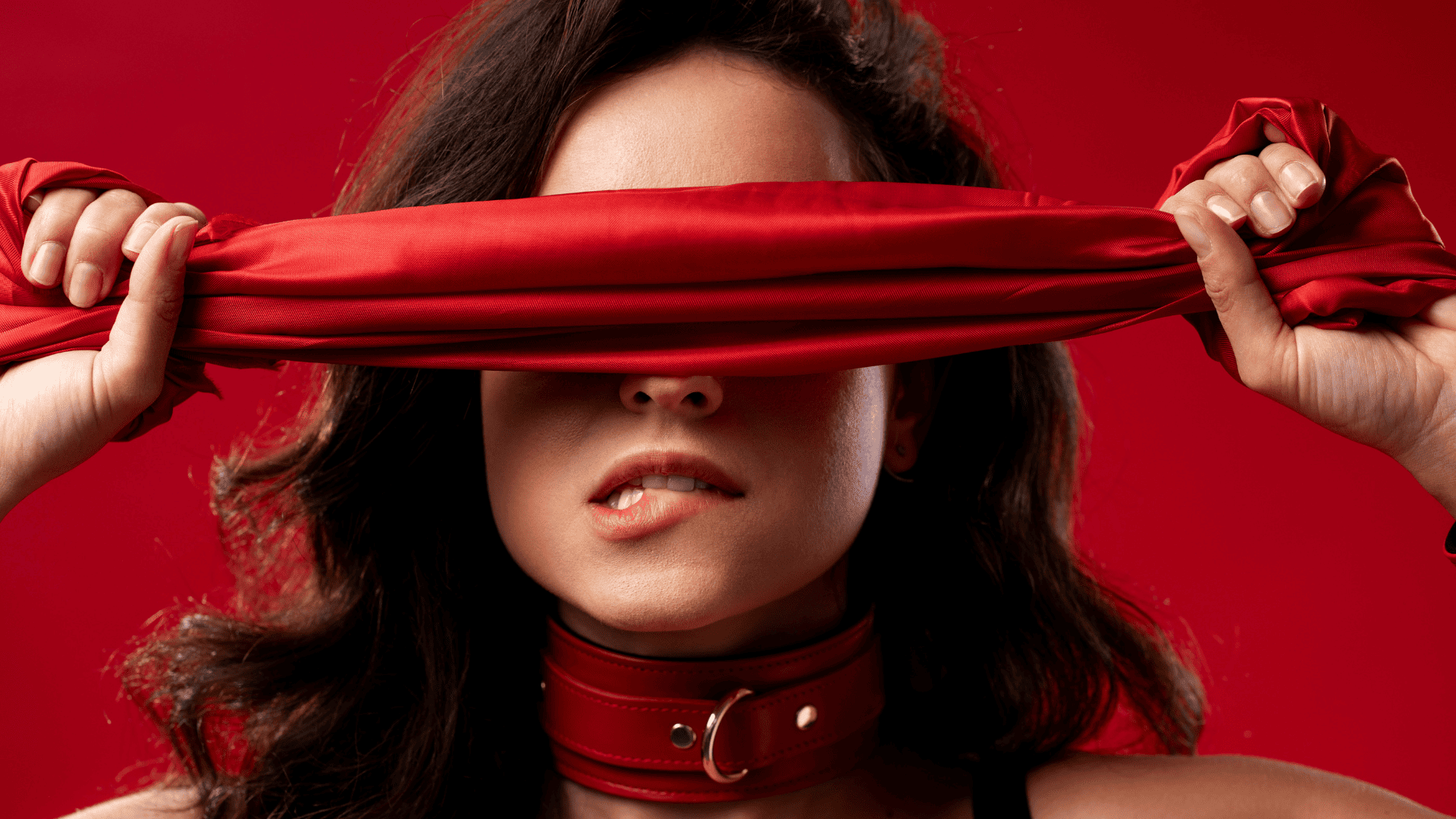 retrato rojo con cinta en los ojos