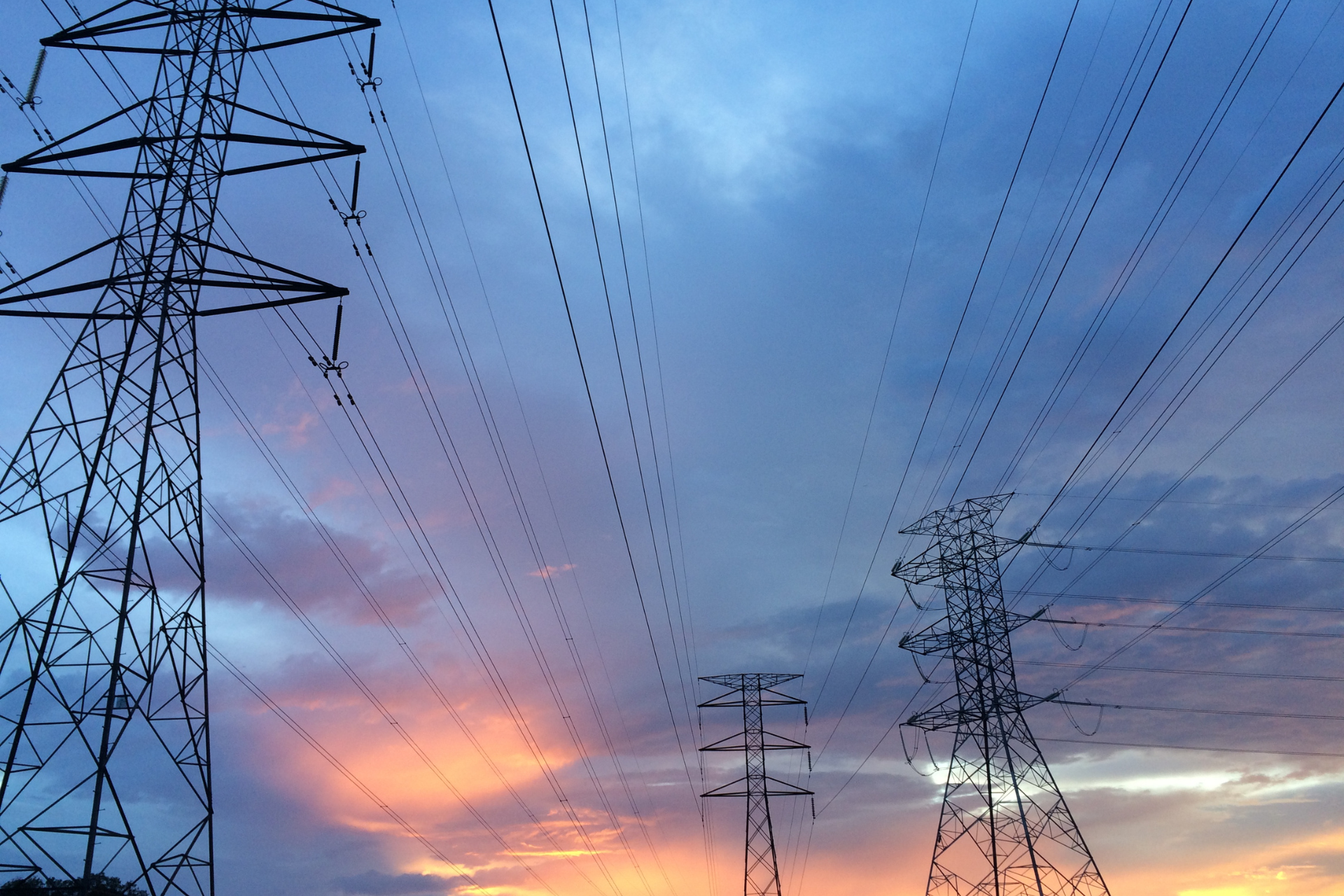 pylônes électriques au coucher de soleil coloré